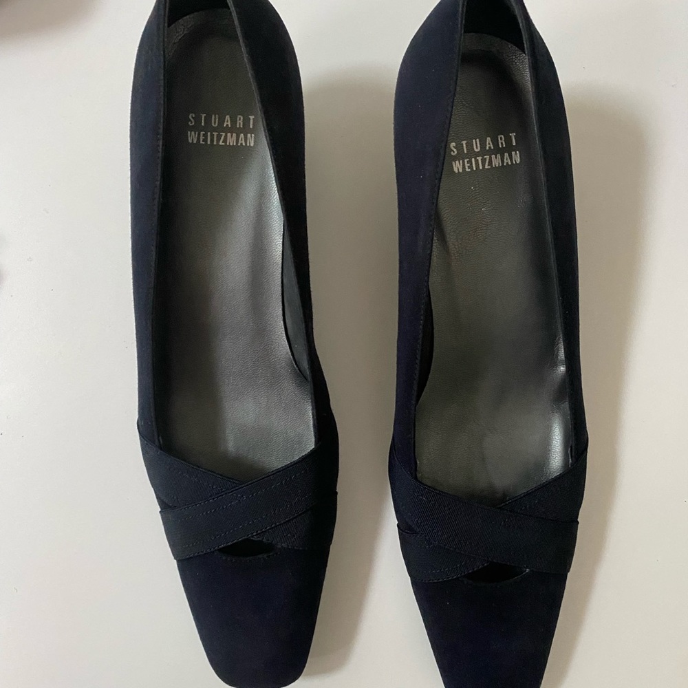 A stunning pair of navy blue vintage Stuart Weitzman heels in perfect condition